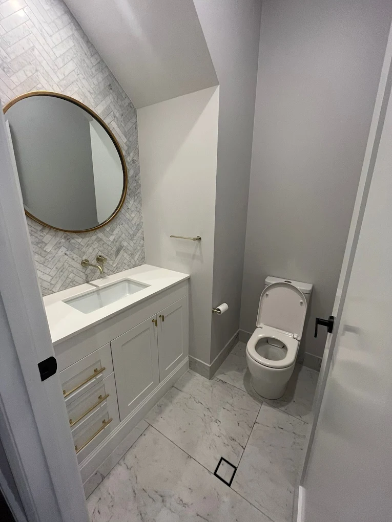 Ensuite with round mirror